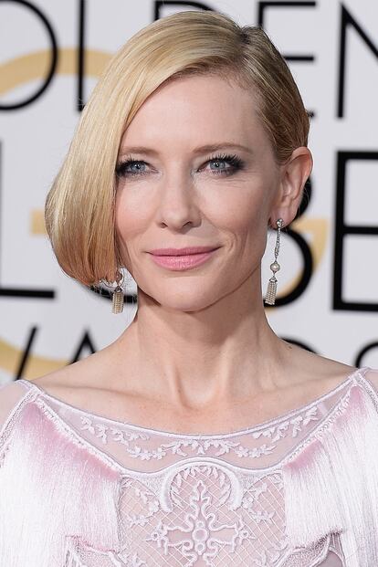 Detalle del recogido y el maquillaje, protagonizado por unos discretos labios rosas, de Blanchett.