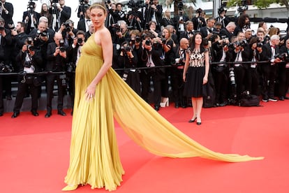 La supermodelo Karlie Kloss posa en la alfombra roja.