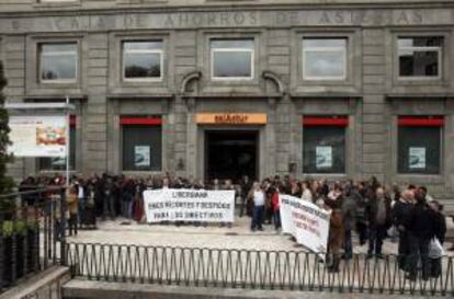 Trabajadores de Liberbank en Asturias durante una concentración. EFE/Archivo