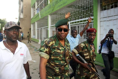 Burundi se hundió en la confusión después de que un militar disidente al Ejército, el general y exjefe de los servicios secretos Godefroid Niyombare, anunciara de forma unilateral la "destitución" del presidente Nkurunziza en las ondas de dos de los principales medios de comunicación del país, lo que desmintió enseguida el propio mandatario a través de su cuenta de Twitter. En la imagen, el general Niyombare llega escoltado a los estudios de la Radio Pública Africana para grabar su discurso, el pasado miércoles.