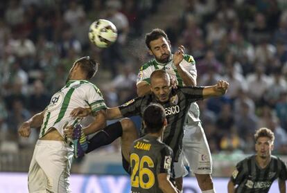Íñigo López cabecea ante Amrabat.