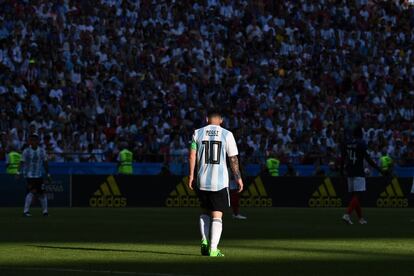 El delantero argentino Lionel Messi camina sobre el terreno de juego durante el partido del Mundial 2018 entre Francia y Argentina, en el estadio Kazan Arena el 30 de junio de 2018.