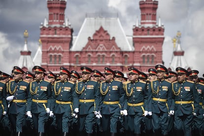 El desfile de este lunes en Moscú no cuenta con la presencia de ningún mandatario extranjero, ya que la "operación militar especial", como denomina el Kremlin a la invasión de Ucrania,  ha sido condenada mayoritariamente por la comunidad internacional. En la imagen, soldados rusos marchan a través de la Plaza Roja, este lunes.