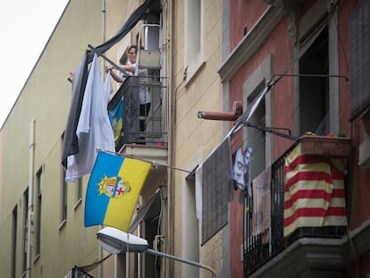 Una mujer tiende la ropa en su casa del Barrio de la Barceloneta.