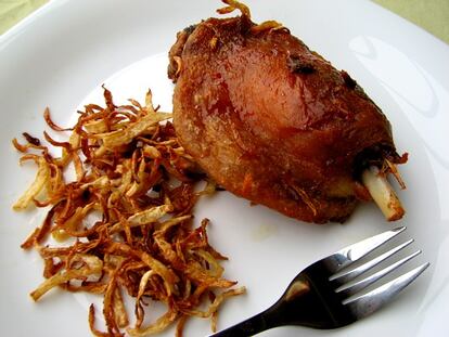 Confit de pato con virutas de nabo