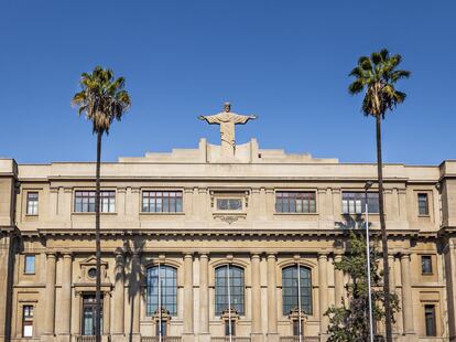 La fachada de la Universidad Católica en Santiago.