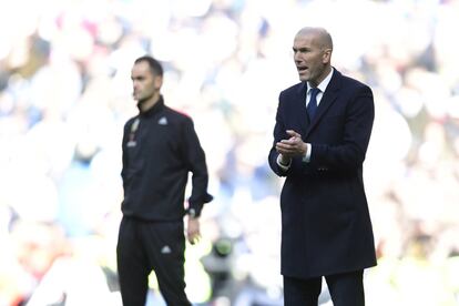 El entrenador del Real Madrid Zinedine Zidane (derecha).