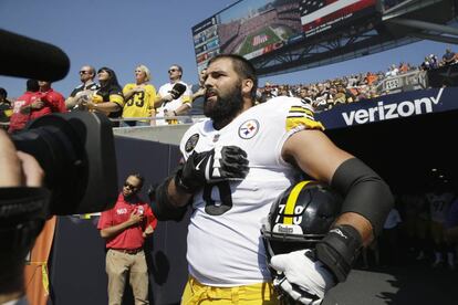 Alejandro Villanueva canta el himno previo al partido ante Chicago Bears.