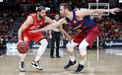 Claver trata de quitarle el balón a Diot.