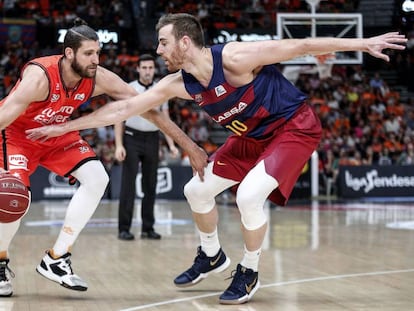 Claver trata de quitarle el bal&oacute;n a Diot.