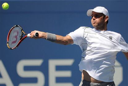 El tenista estadounidense Mardy Fish devuelve la bola al alemán Tobias Kamke.