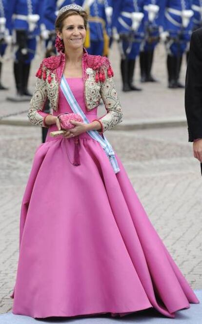 La Infanta Elena con un vestido de Lorenzo Caprile en la boda de Victoria de Suecia en 2010.