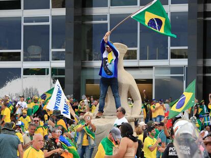 Simpatizantes de Jair Bolsonaro invaden el palacio presidencial del país en Brasilia.