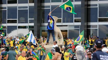 Simpatizantes de Jair Bolsonaro invaden el palacio presidencial del país en Brasilia.