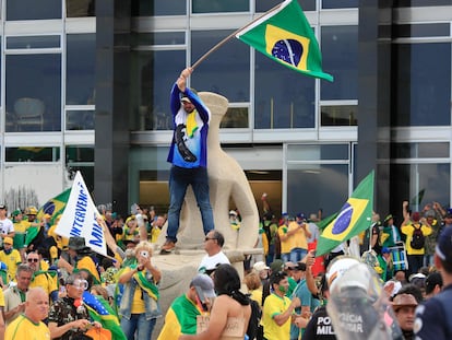 Seguidores de Jair Bolsonaro, expresidente de Brasil, en la sede de la Presidencia, en Brasilia, este domingo.