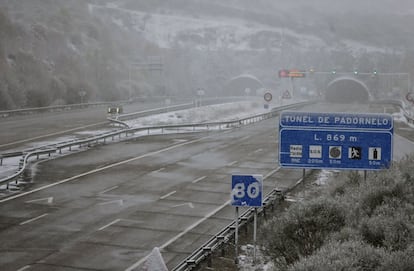 Empiezan a caer los primeros copos de nieve en la conexión de Galicia con la meseta a su paso por el túnel de Padornelo, Zamora.