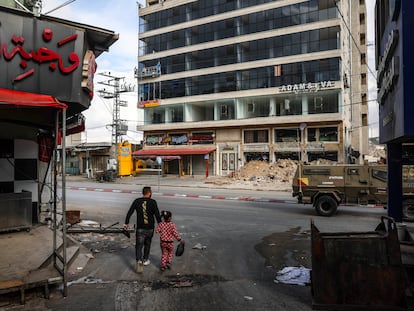 El ejercito patrullando las calles de Huwara, Cisjordania, el 13 de noviembre de 2023.