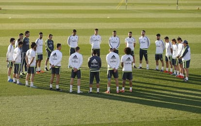 Jogadores fazem minuto de silêncio pelas vítimas dos atentados.