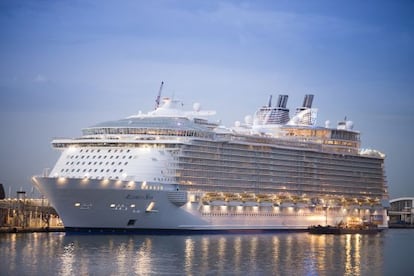 L''Allure of the Seas' ancorat al port de Barcelona aquest dimarts de matinada.