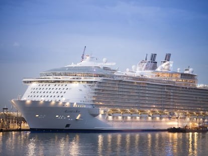 L''Allure of the Seas' ancorat al port de Barcelona aquest dimarts de matinada.