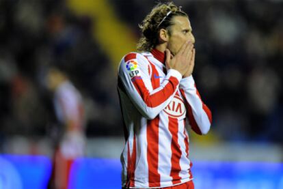 Forlán se lamenta durante el partido