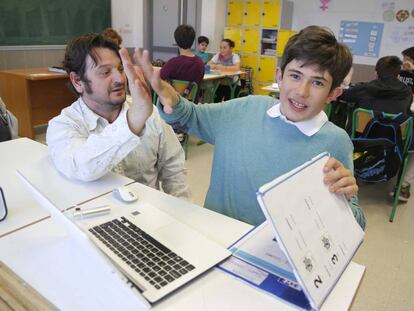 Joanes Olaizola Pozo junto a Txomin su pedagogo terapeutico en una clase del instituto LAUAIZETA de San Sebastian