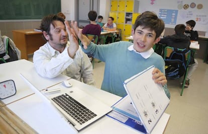 Joanes Olaizola Pozo junto a Txomin su pedagogo terapeutico en una clase del instituto LAUAIZETA de San Sebastian