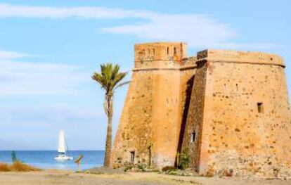 El castillo de Macenas se encuentra en la playa del mismo nombre, al sur de Mojácar.