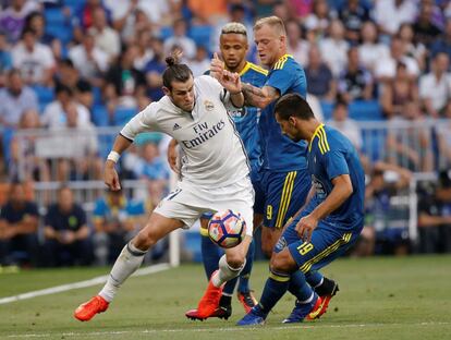 Gareth Bale del Real Madrid es presionado por Theo Bongonda, John Guidetti y Jonny Castro del Celta de Vigo.