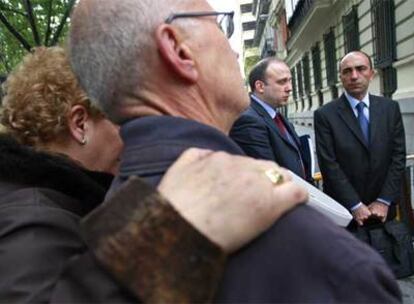 Familiares de las víctimas del Yak junto a los forenses turcos Bülent Sam y Omer Muslumanoglu en la entrada de la Audiencia Nacional