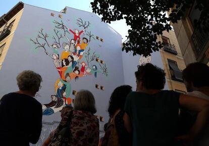 Mural de reconocimiento a supervivientes y victimas de violencia de genero en Madrid.