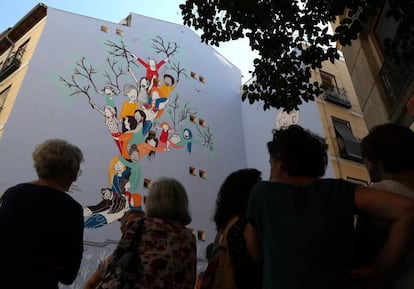 Mural de reconocimiento a supervivientes y victimas de violencia de genero en Madrid.