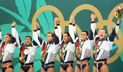 Los jugadores de la selección española de waterpolo, en el podio tras recibir la medalla de oro en los Juegos Olímpicos de Atlanta '96.