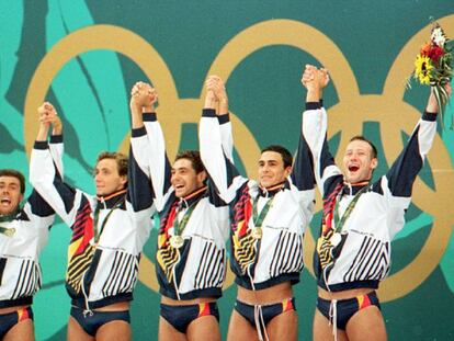Los jugadores de la selección española de waterpolo, en el podio tras recibir la medalla de oro en los Juegos Olímpicos de Atlanta '96.