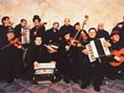 Los integrantes de la banda rumana Taraf de Haïdouks.