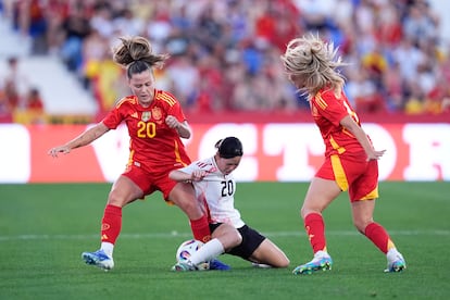 Claudia Pina trata de deshacerse de Matsukubo este viernes en el estadio de Butarque, en Leganés.
