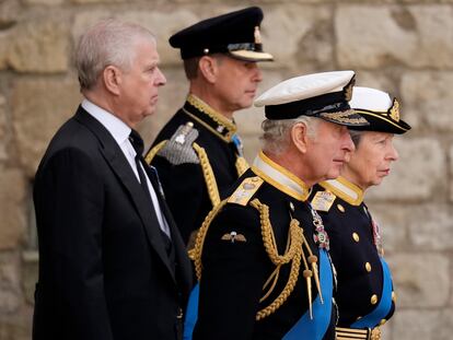 De izquierda a derecha, el príncipe Andrés, el príncipe Eduardo, el rey Carlos III y la princesa Ana, durante el funeral de su madre, la reina Isabel II, el pasado mes de septiembre.