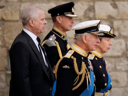 De izquierda a derecha, el príncipe Andrés, el príncipe Eduardo, el rey Carlos III y la princesa Ana, durante el funeral de su madre, la reina Isabel II, el pasado mes de septiembre.