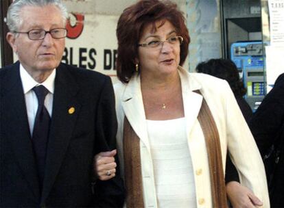 La juez Adelina Entrena, junto a su abogado, a su llegada al Tribunal Superior de Justicia de Andalucía, en Granada.