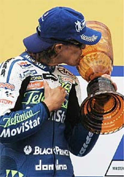 Gibernau besa el trofeo tras imponerse en la prueba de MotoGP.