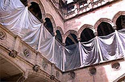 Imagen de las obras de restauración que se realizan en la galería gótica del Palau de la Generalitat.