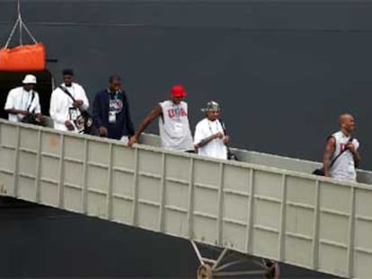 Varios jugadores del equipo de baloncesto de Estados Unidos descienden por la pasarela del transatlántico <i>Queen Mary 2.</i>