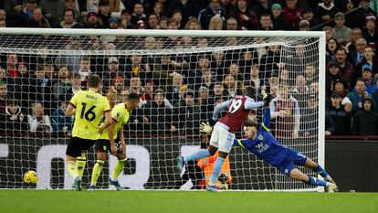 Moussa Diaby marca el segundo gol del Aston Villa frente al Burnley.