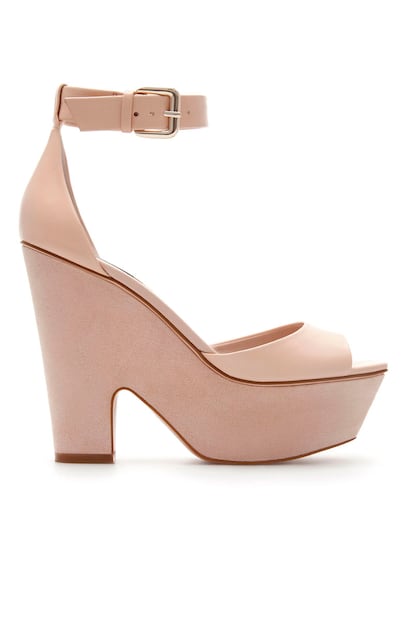 Cuñas en nude con plataforma, de Zara (49,95 euros).