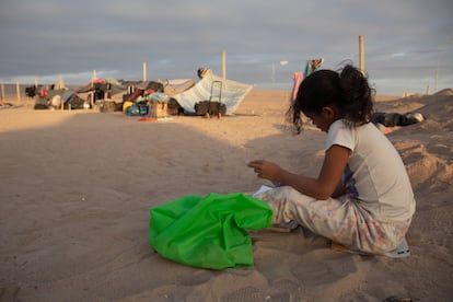 una niña en el desierto en Chile