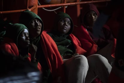 Migrantes rescatados por Salvamento Marítimo el martes.