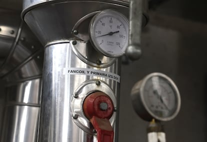 La aerotermia les permite refrigerar el colegio en verano y calentarlo en invierno sin emitir gases a la atmósfera. Jaime Villanueva/El País