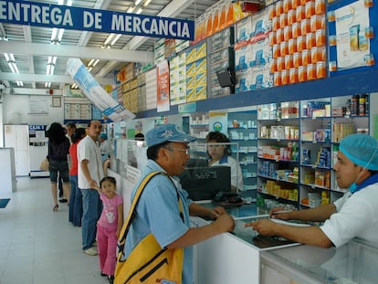 Un hombre compra medicamentos en una farmacia de Ciudad de México, en una imagen de archivo.