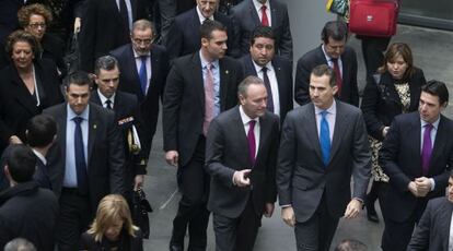 El príncipe Felipe, entre el presidente valenciano, Alberto Fabra, y el ministro de Industria, José Manuel Soria, en Feria Valencia.