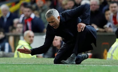 Mourinho, se lamenta por una ocasión perdida del Manchester United en su partido contra el Newcastle.